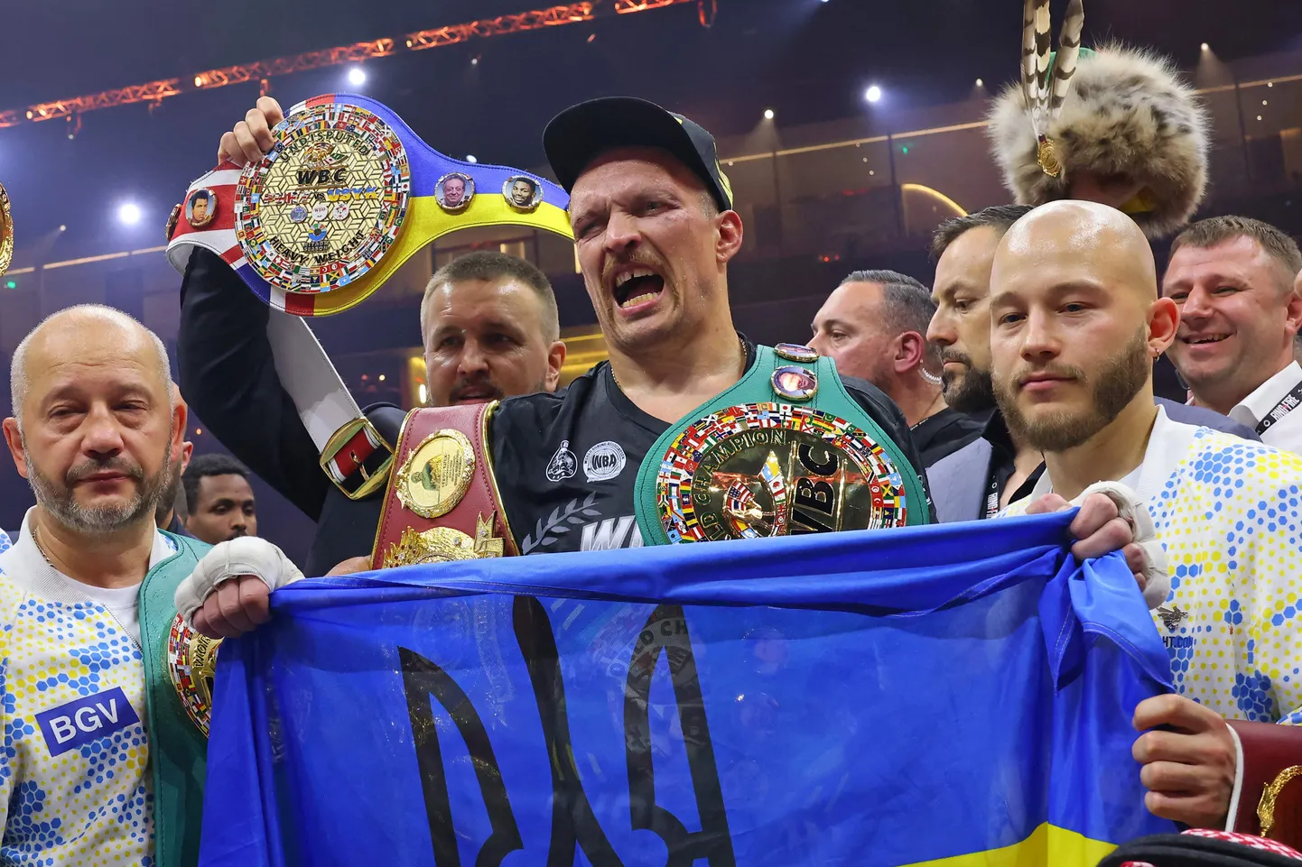 Oleksandr Ussõk (keskel) tähistab Tyson Fury üle saavutatud võitu.