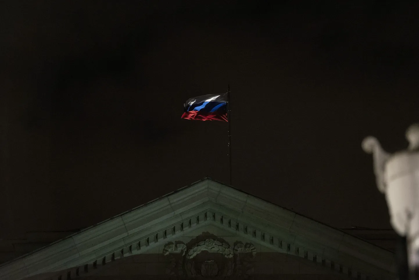 Vene lipp lehvimas Venemaa saatkonnas Varssavis.