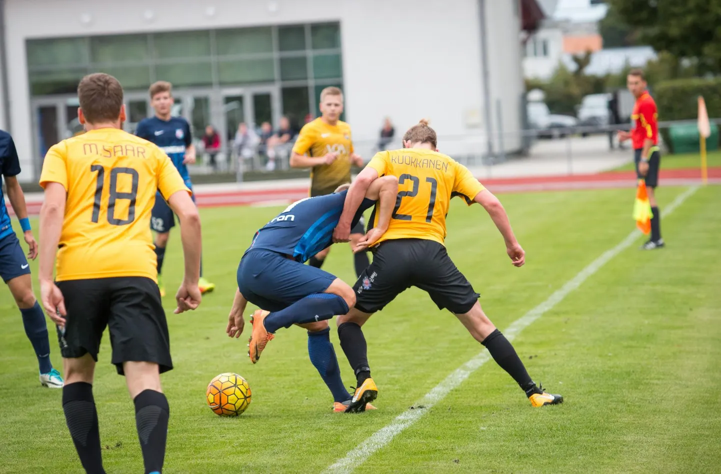 Rakvere JK Tarvas kollases.