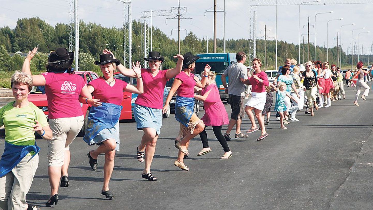 Kolmeteistkümnendale Eesti line-tantsu festivalile Pärnus oli kohale tulnud igas vanuses tantsijaid.