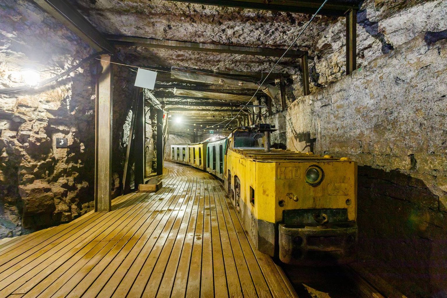 Kaevandusmuuseumi maa-aluses osas on aastaid tegemata elektrisüsteemi ning allmaarongi ohutuskontroll.