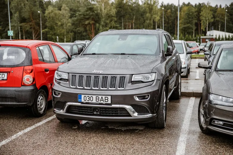 Pärnu haigla parklas seisab juhatuse esimehe Urmas Sule Jeep, millega seotud kõikvõimalikud kulud kannab raviasutus oma eelarvest.