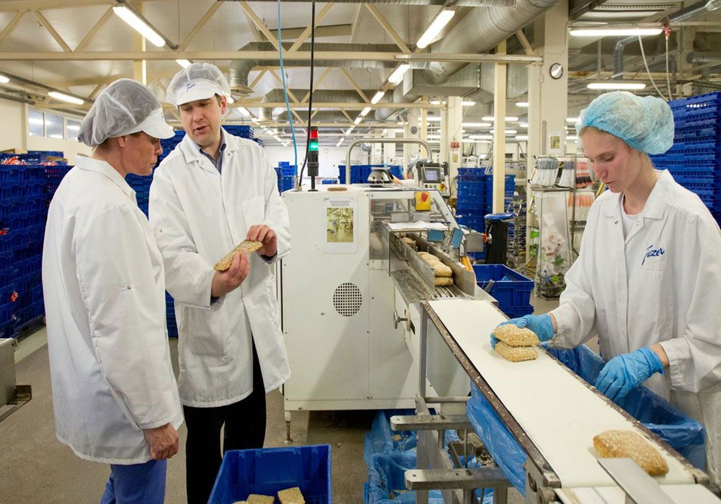 По случаю двадцатилетия работы Fazer в Эстонии в мае прошлого года наследница основателя концерна Майлен Фацер (слева) посетила хлебозавод этого предприятия в Таллинне.