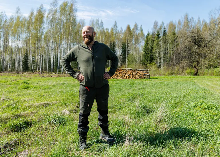 Urmo Jaansalu kinnistu asub tuulepargist umbes kilomeetri kaugusel. Tuulikud meest ei häiri.
