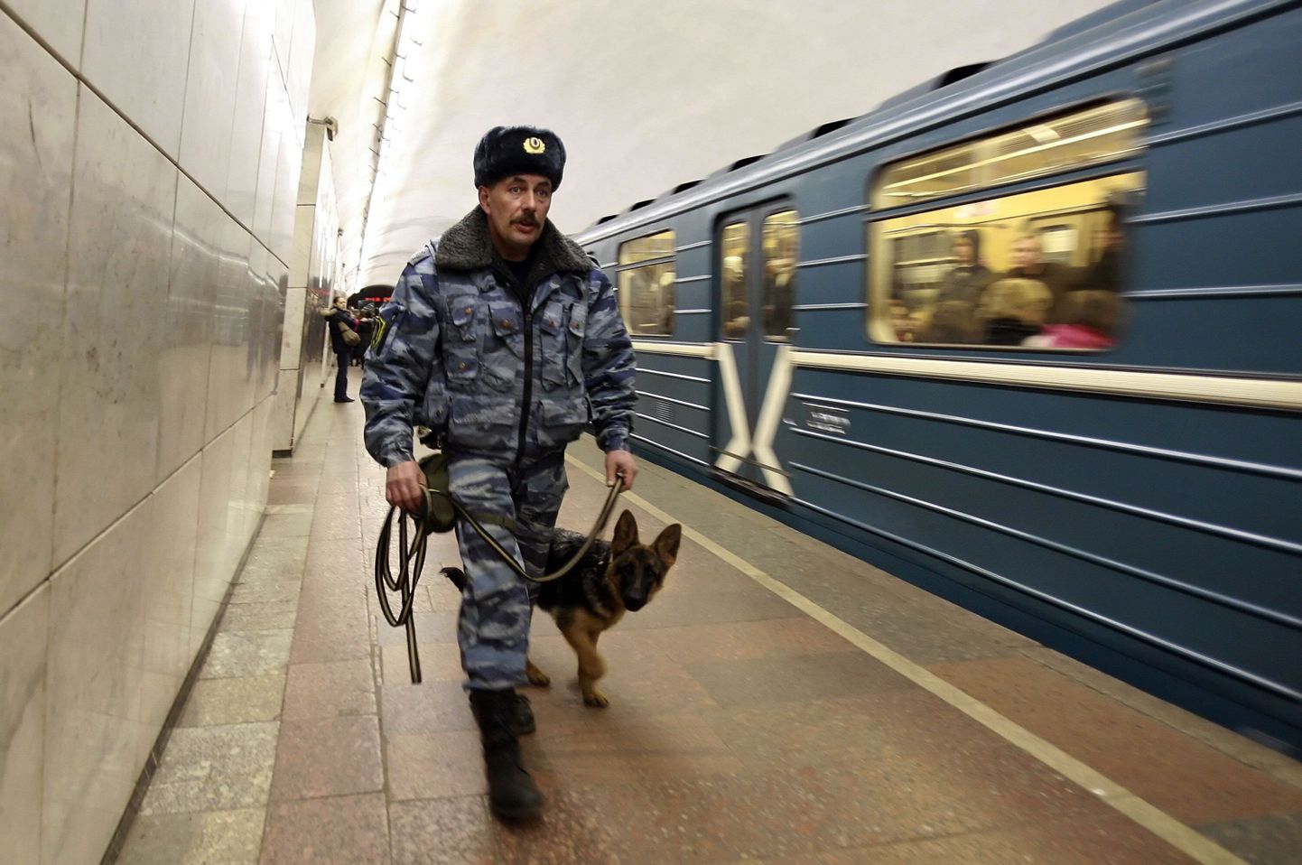 OMONi liige koos koeraga metroojaamas Moskvas.