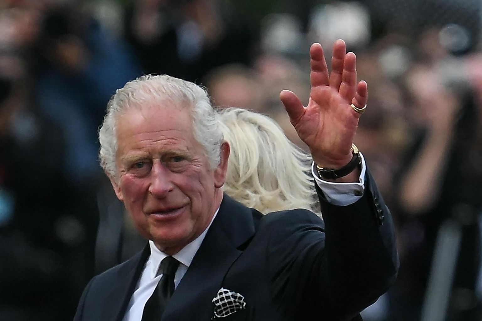 Suurbritannia kuningas Charles III ja kuninga abikaasa Camilla tervitavad rahvast nende saabumisel Londoni Buckinghami paleesse 9. septembril 2022.