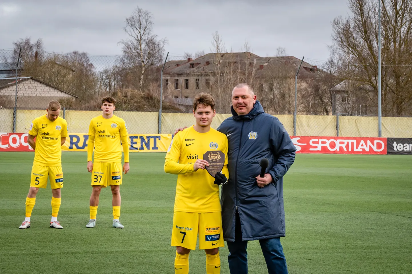 Artjom Jermatšenko ja FC Kuressaare  kogukonnajuht Martin Tammel.