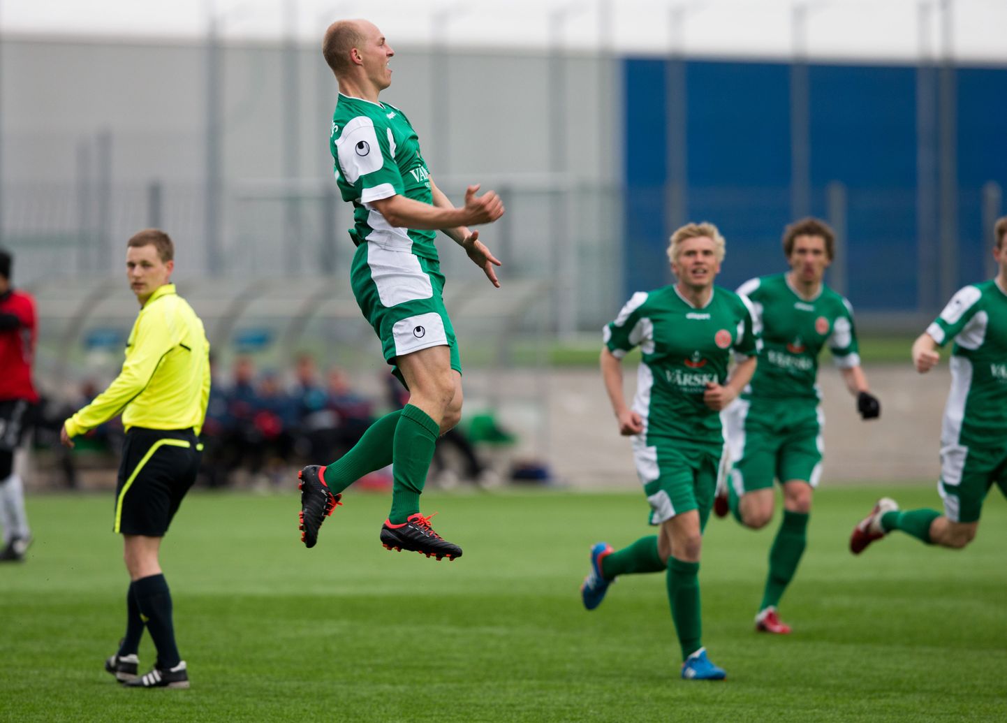 Eesti jalgpalli karikavõistluste poolfinaalis olid vastamisi tugevuselt kolmanda liiga tiimid HÜJK Emmaste ning Tartu FC Santos. Santos võttis 3:1 võidu ja tagas sellega ka koha eurosarjas.