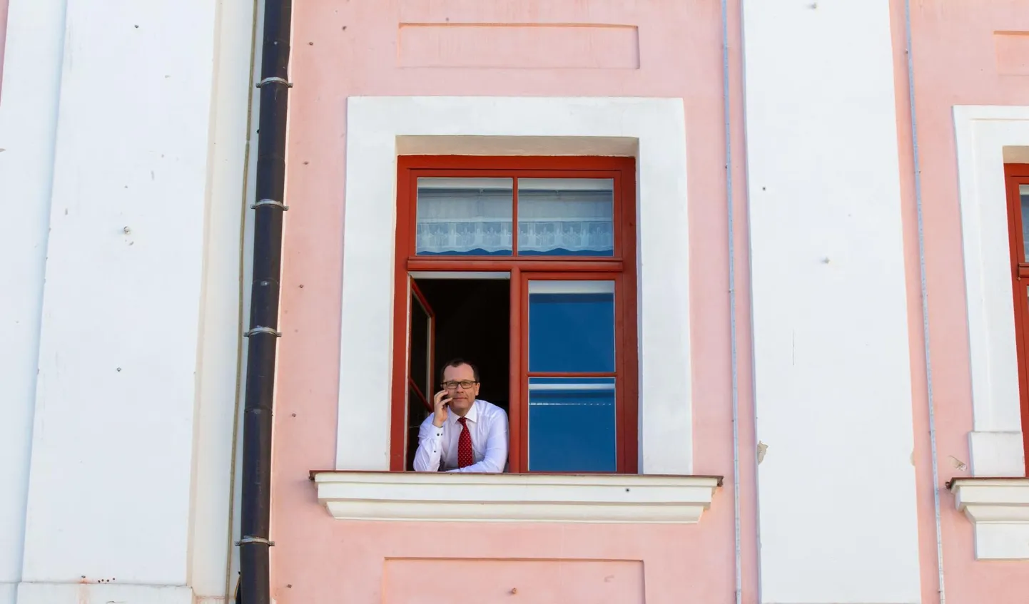 Ehkki Tartu linnavalitsuse ametnikud ja teenistujad on eriolukorra kestel valdavalt kodukontorites töötanud, on linnapea Urmas Klaas kriisijuhi ülesandeid täitnud peamiselt oma kabinetist raekojas. Sealt andis ta eile telefoniintervjuu ka Tartu Postimehele.