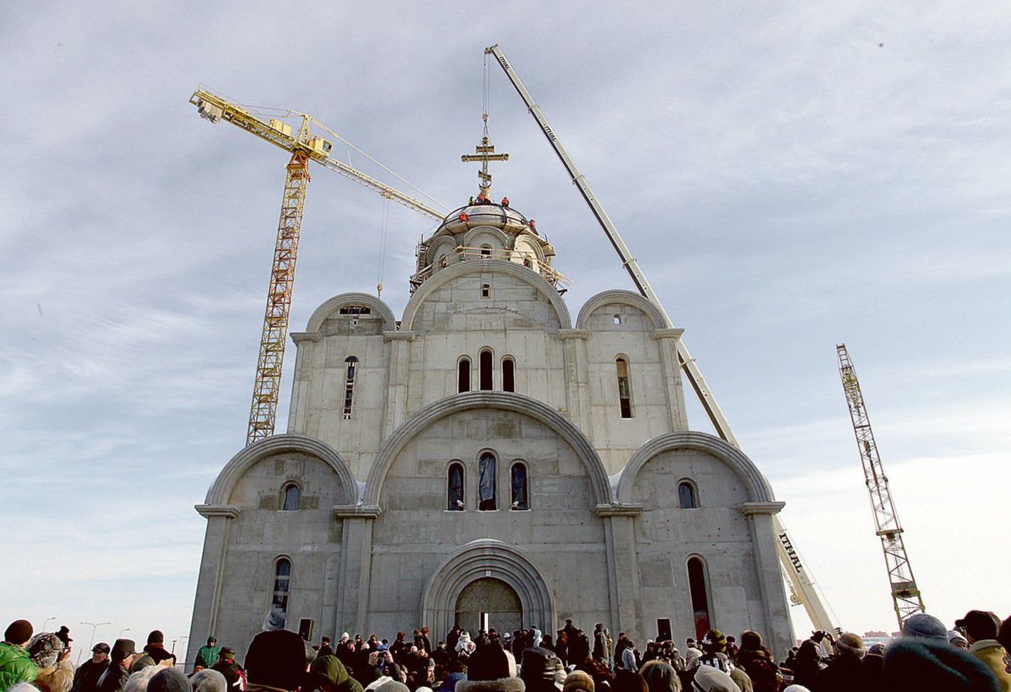 Освящение и воздвижение полуторатонного креста на купол нового храма в Ласнамяэ.