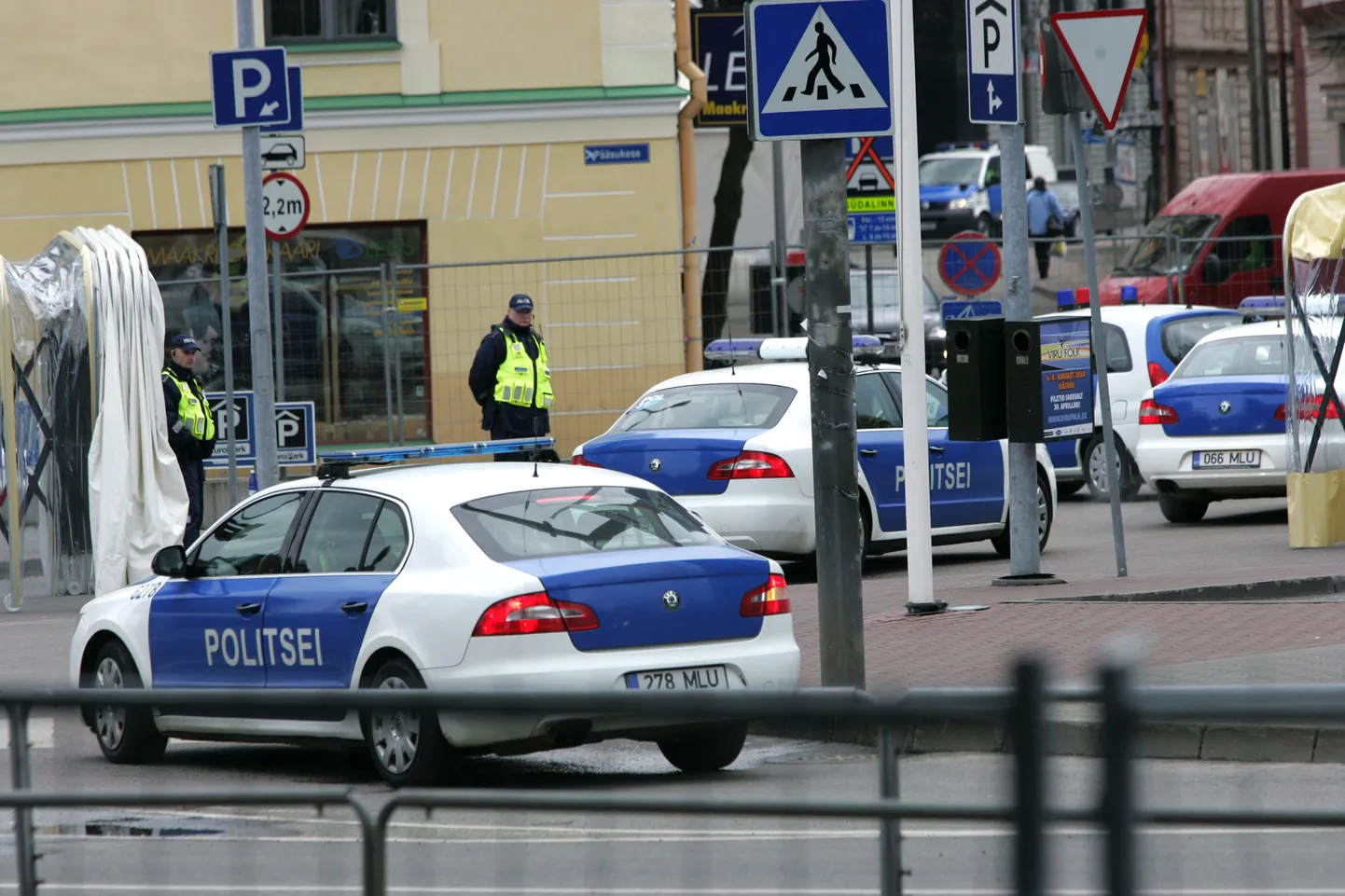 Politseiautod NATO ministrite kohtumispaikade Swissoteli ja Radissoni vahel