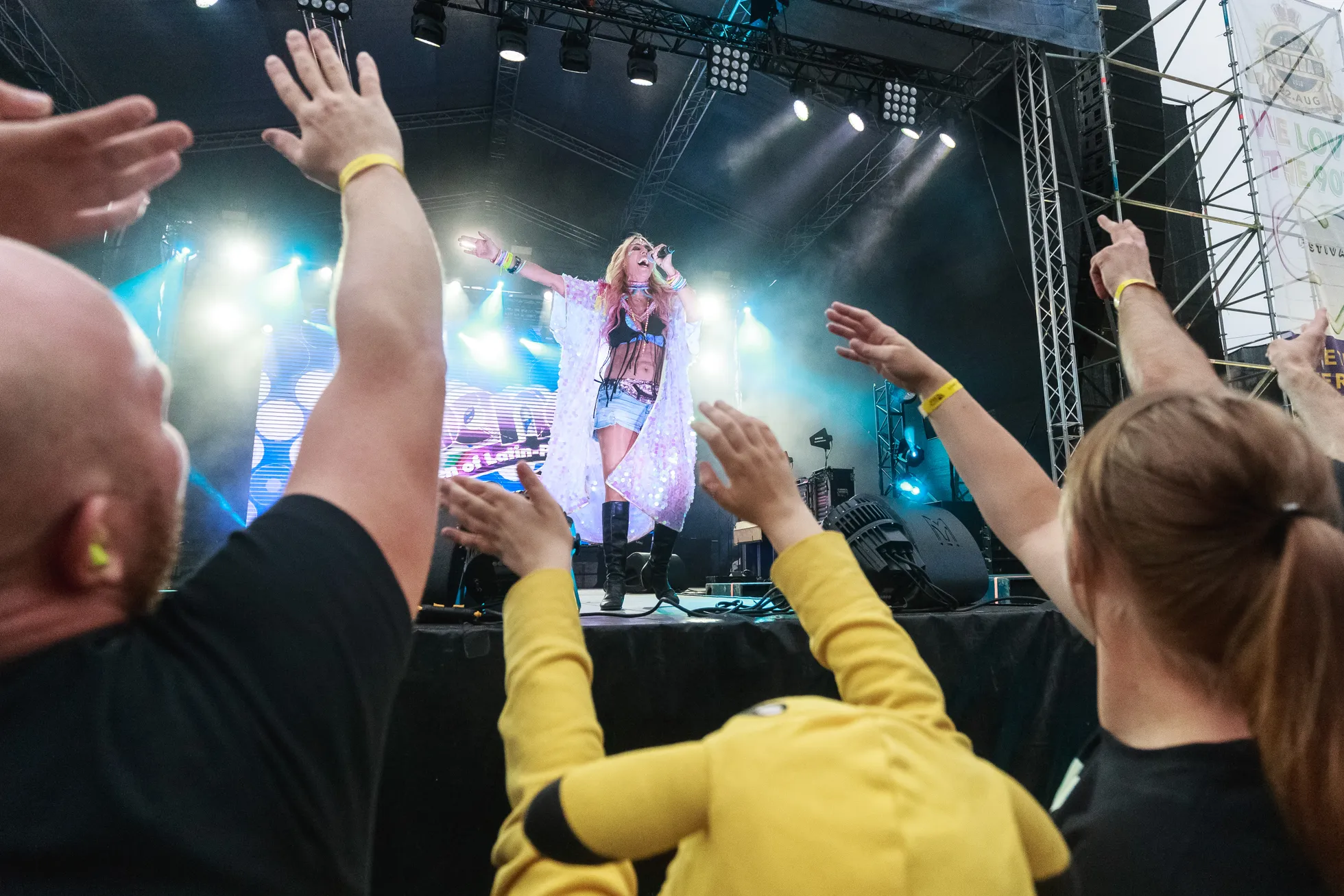 Laupäev, 25. august: Loona esinemist jääb Liciale meenutama ka ootamatu hetk, kui tema saatja Janno laulja kukile võttis ja lava ees ringi ratsutas.