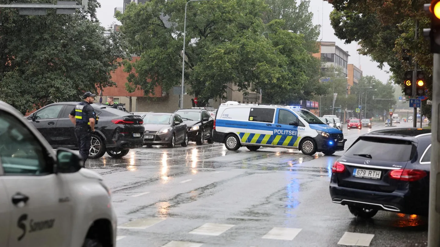 Politsei tuli appi ja sulges kõva vihmasaju pärast Riia tänava.