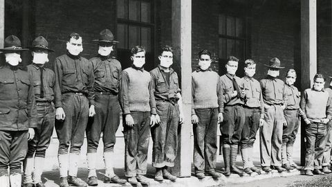 USA sõjaväehaigla meditsiinitöötajad kandsid gripi vältimiseks maske. 4. sõjahaigla Fort Porteris New Yorgis 1918-1919 hispaania gripi pandeemia ajal. 1918. aasta 19. november. USA sõjaväehaigla meditsiinitöötajad kandsid gripi vältimiseks maske. 4. sõjahaigla Fort Porteris New Yorgis 1918-1919 hispaania gripi pandeemia ajal. 1918. aasta 19. november.