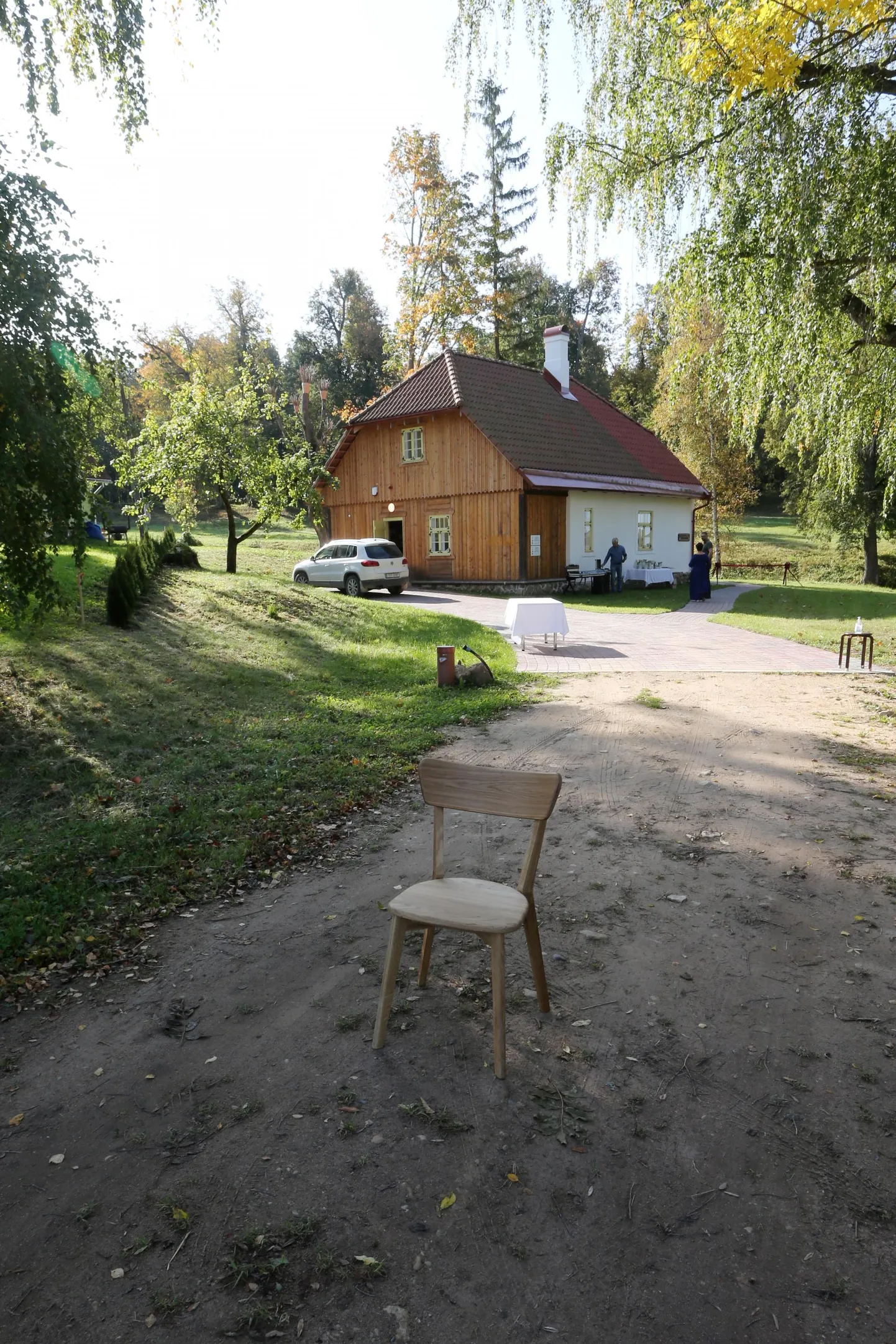 Töölistemaja asus lähestikku kunagise viinaköögiga, mis on hävinud. Kogu sealne maapind on vana vundamendi jäänuseid täis.