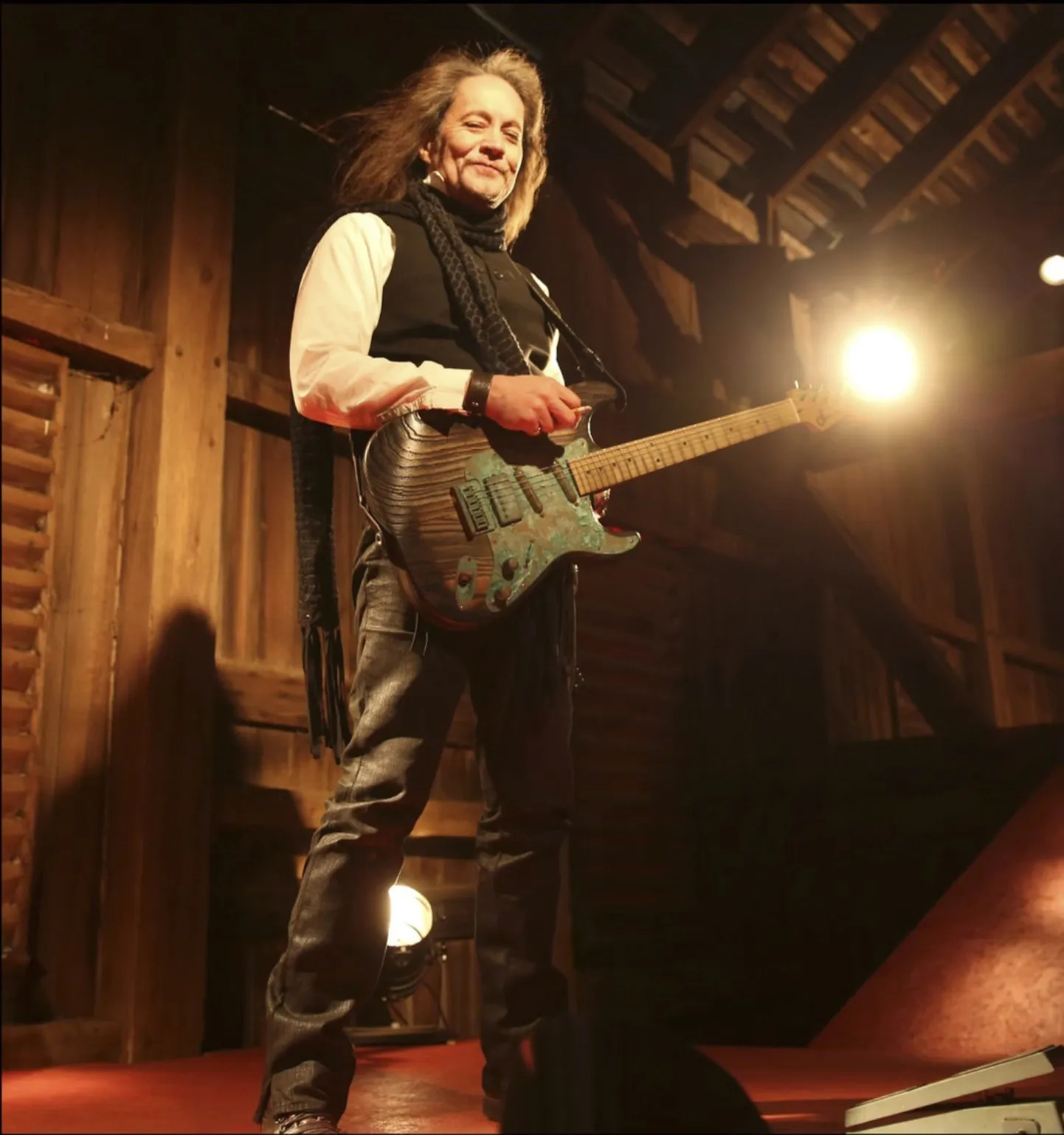 Jake E. Lee on rokk-kitarrist, Red Dragon Carteli liige, kes varem tuuritas koos Ozzy Osbourne'i ja Rattiga.