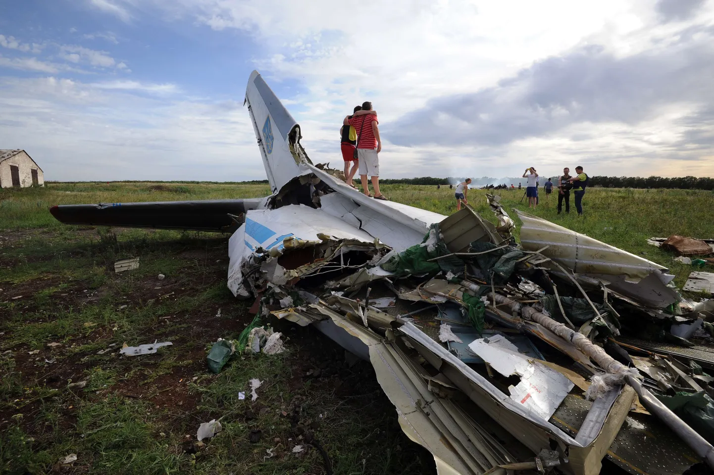 Kohalikud uurivad eile alla kukkunud lennuki an-26 rususid.