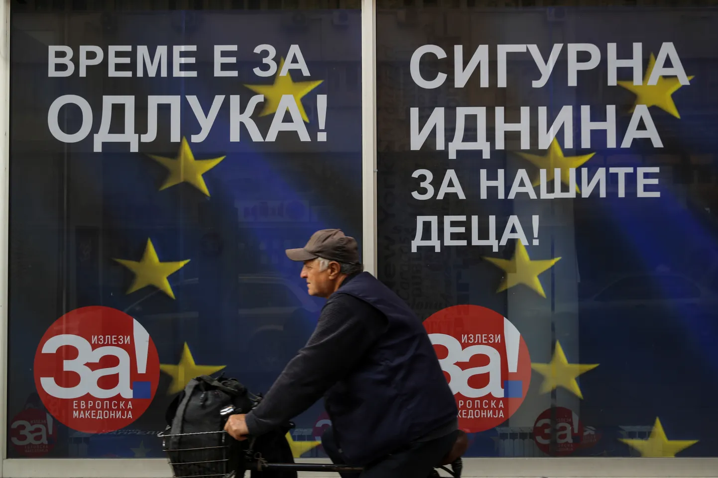 Plakat Skopje tänaval kutsub inimesi üles referendumil osalema.