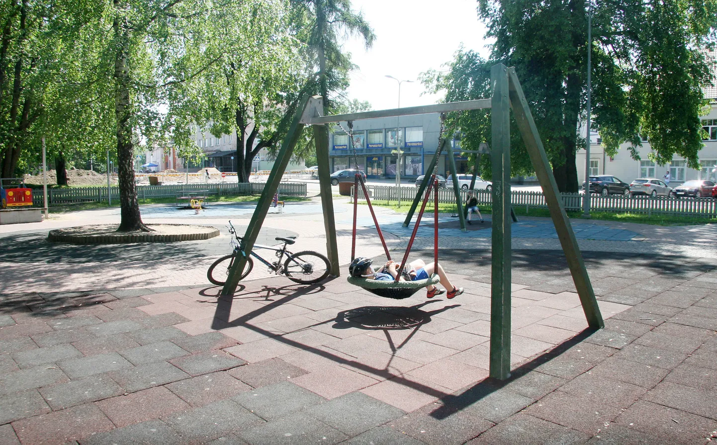 Mänguväljak võib praegusest asukohast ka ära kolida, kui vald ja maaomanik müügi hinna osas kokkuleppele ei jõua.