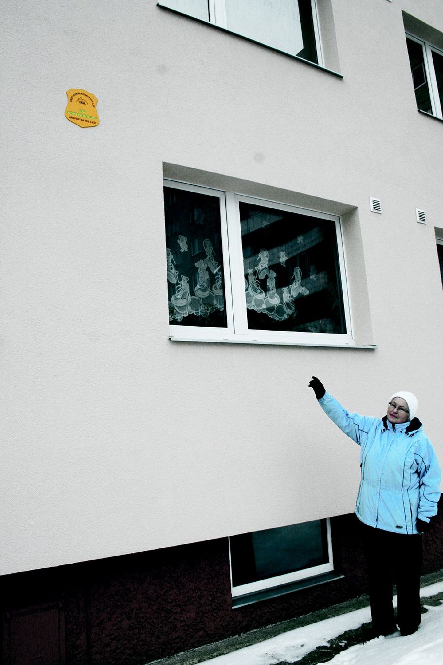 Õismäel Järveotsa tee 5 asuva korteriühistu juht Tiiu Varik näitab majale asetatud sertifikaati «Hea korteriühistu», mille nad kümneaastasele korteriühistule peale põhjalikke renoveerimisi ja auditeerimisi välja teenisid.