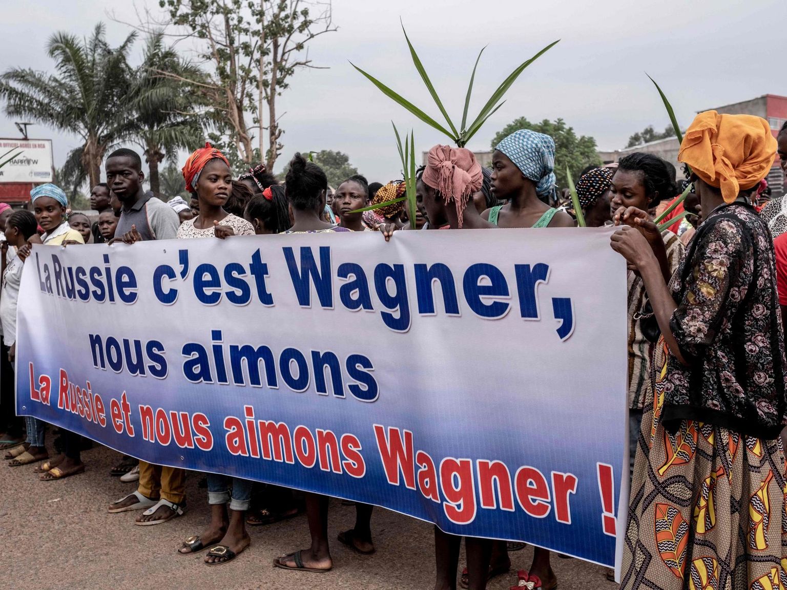 Venemaa erasõjafirmal Wagneri grupil on Aafrikas lai haare – foto kujutab toetusmeeleavaldust Wagneri grupile Kesk-Aafrika Vabariigi pealinnas Banguis. Itaalia ajakirjanduse andmeil tegeleb Wagner Aafrikas muu hulgas migrantide lähetamisega Euroopasse.