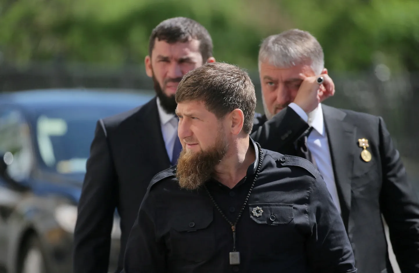 Ramzan Kadõrov (ees) Tšetšeenia delegatsiooniga Moskvas Vladimir Putini vaibale, 2018. a.