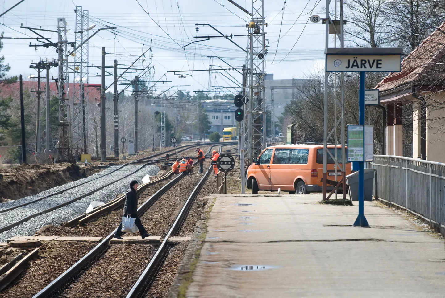 Järve jaamas käib rööbastee uuendamine.