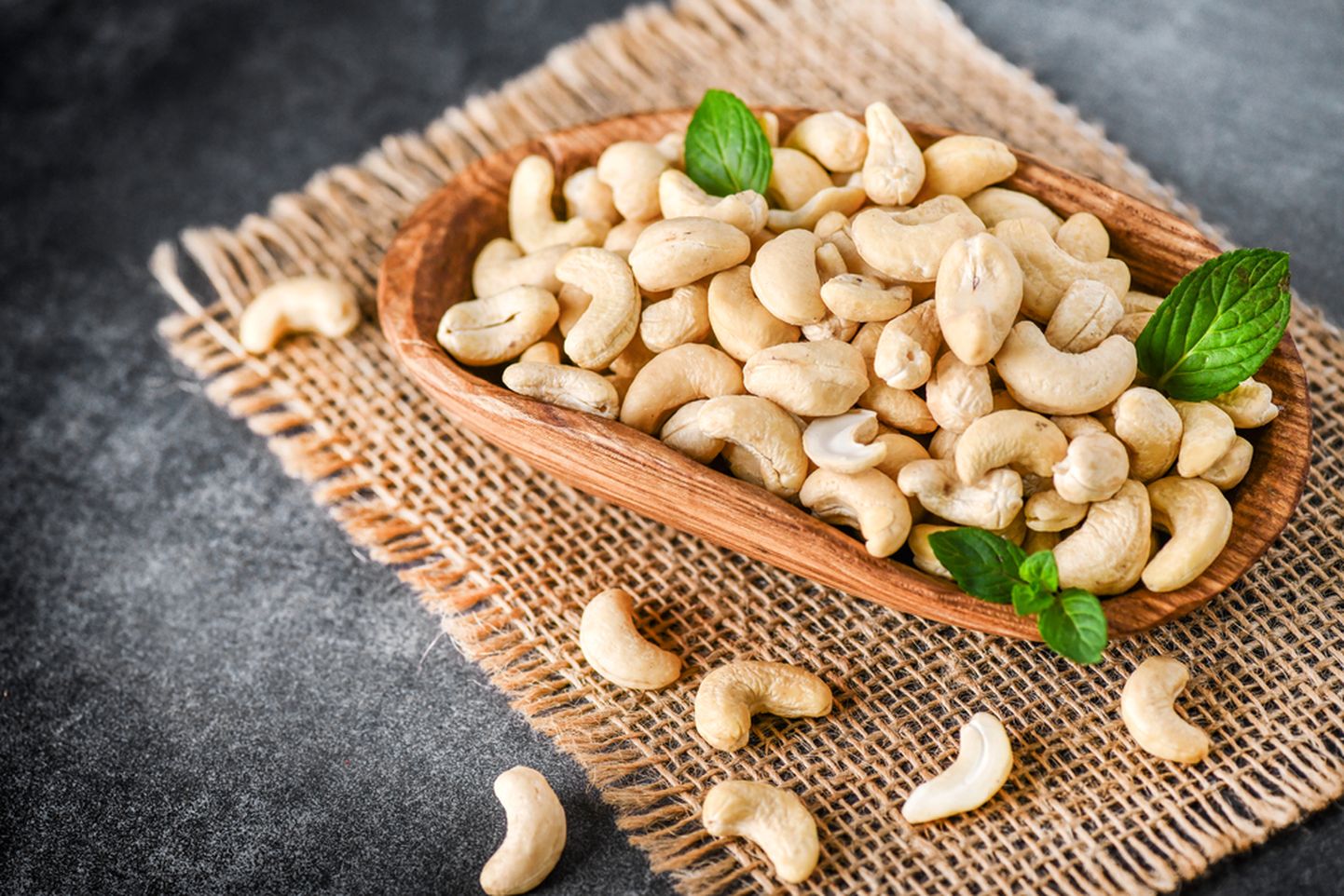 India pähklid. Päevas tuleks süüa 30 grammi pähkleid – seda soovitavad ka südamearstid.