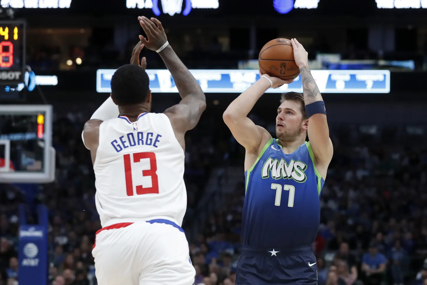 Paul George (#13) edukalt Luka Doncici (#77) viset katmas.