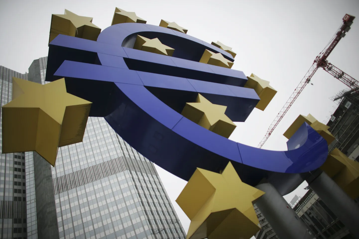 A sculpture showing the Euro currency sign is seen in front of the European Central Bank (ECB) headquarters in Frankfurt, December 5, 2010. REUTERS/Alex Domanski (GERMANY - Tags: BUSINESS)