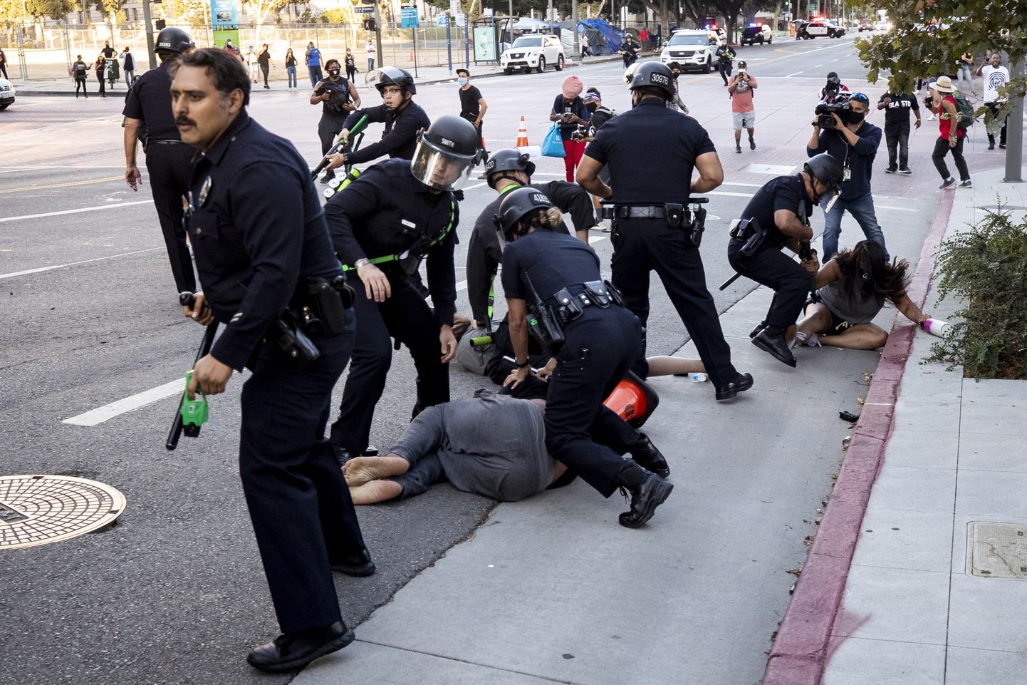 Politsei vahistamas meeleavaldajaid Los Angeleses föderaalkohtu ees. Pilt on illustreeriv.