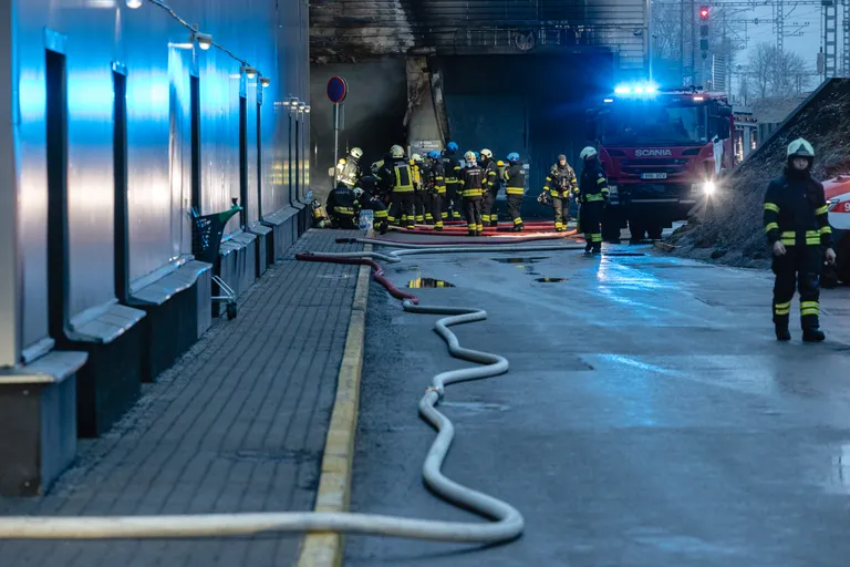 Работы по тушению пожара в торговом центре Kristiine.
