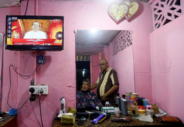 Kaks Sri Lanka meest vaatamas juuksurisalongis televiisorist president Maithripala Sirisena pöördumist rahvale.