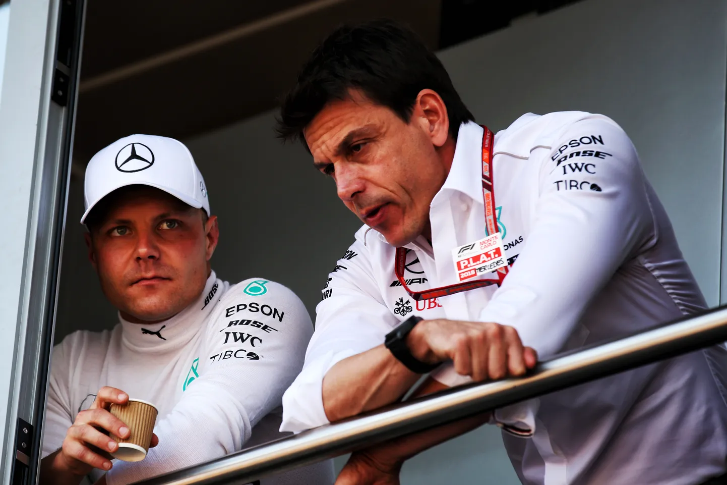 Valtteri Bottas ja Toto Wolff arutlemas.