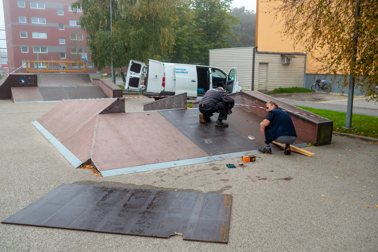 VERELOIK VEEL MAAS. Eile õhtul õnnetuse põhjustanud auguga vineerplaat vahetati täna ära.