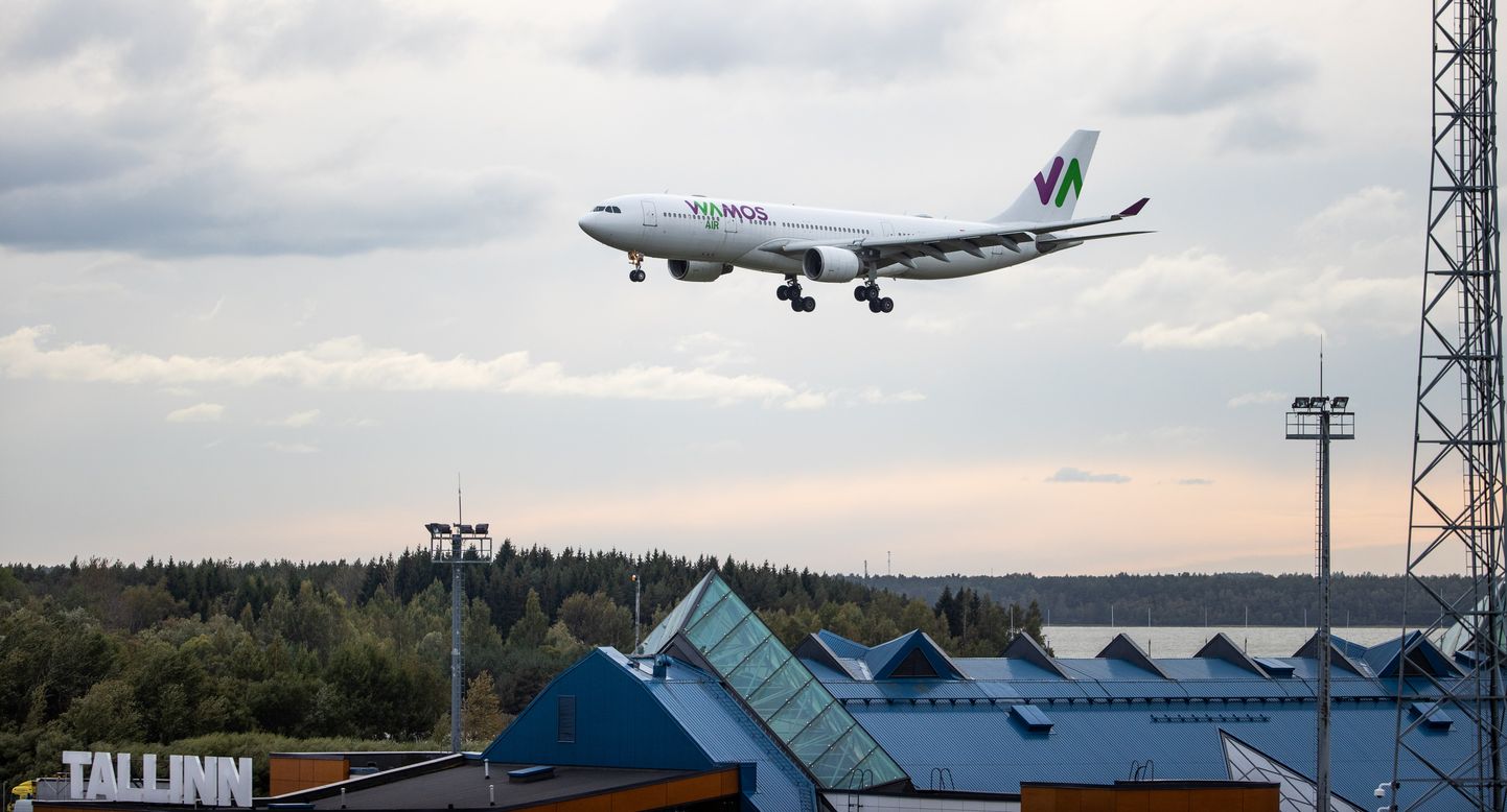Самолет прибывает в аэропорт Таллина.