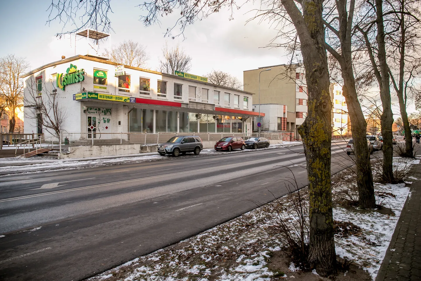 Pallasti tänava pealtnäha ilmetu hoone teisel korrusel tegutseb aseri restoran KišMišš.