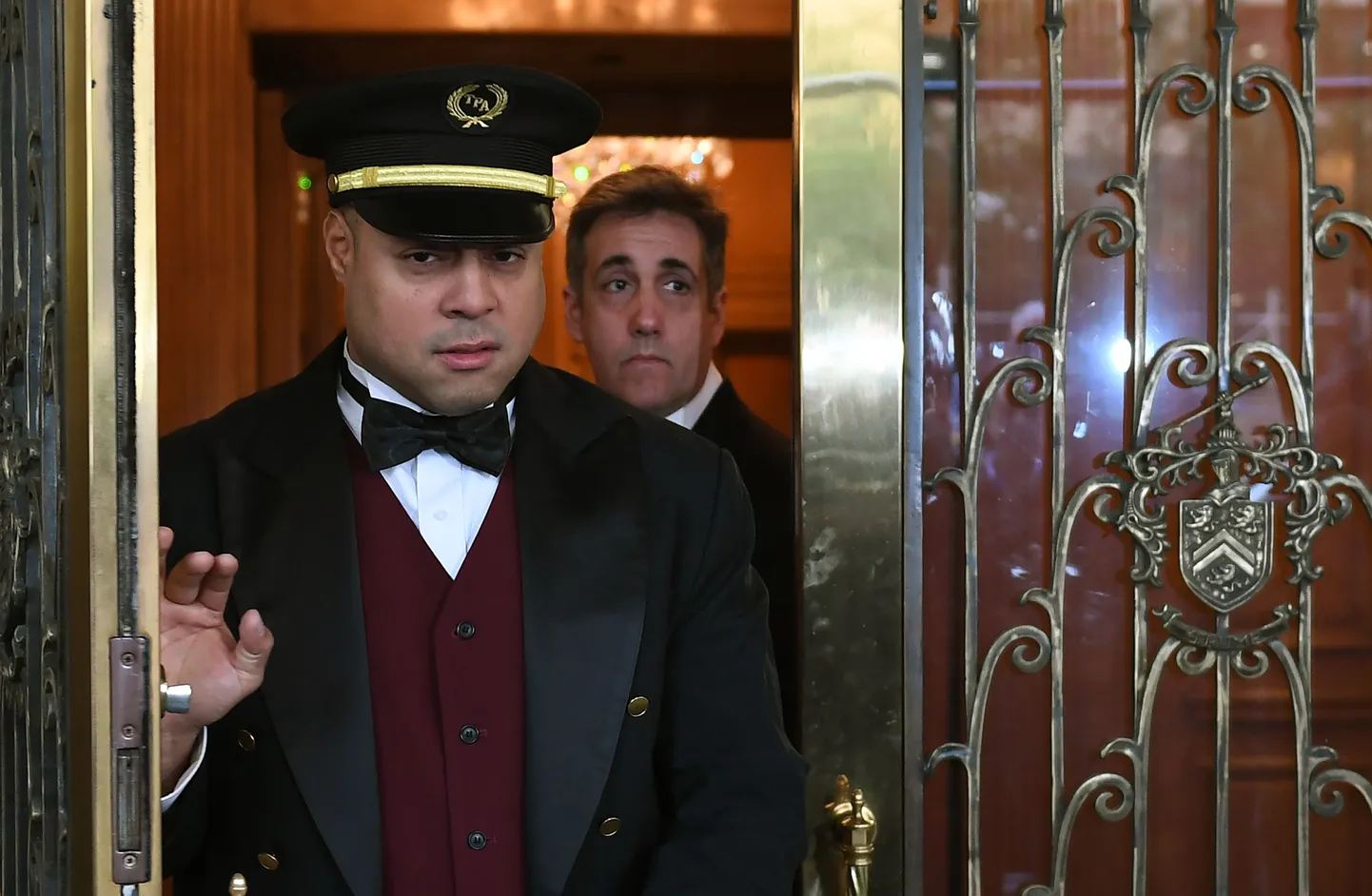 Michael Cohen oma kodust vanglasse lahkumas.