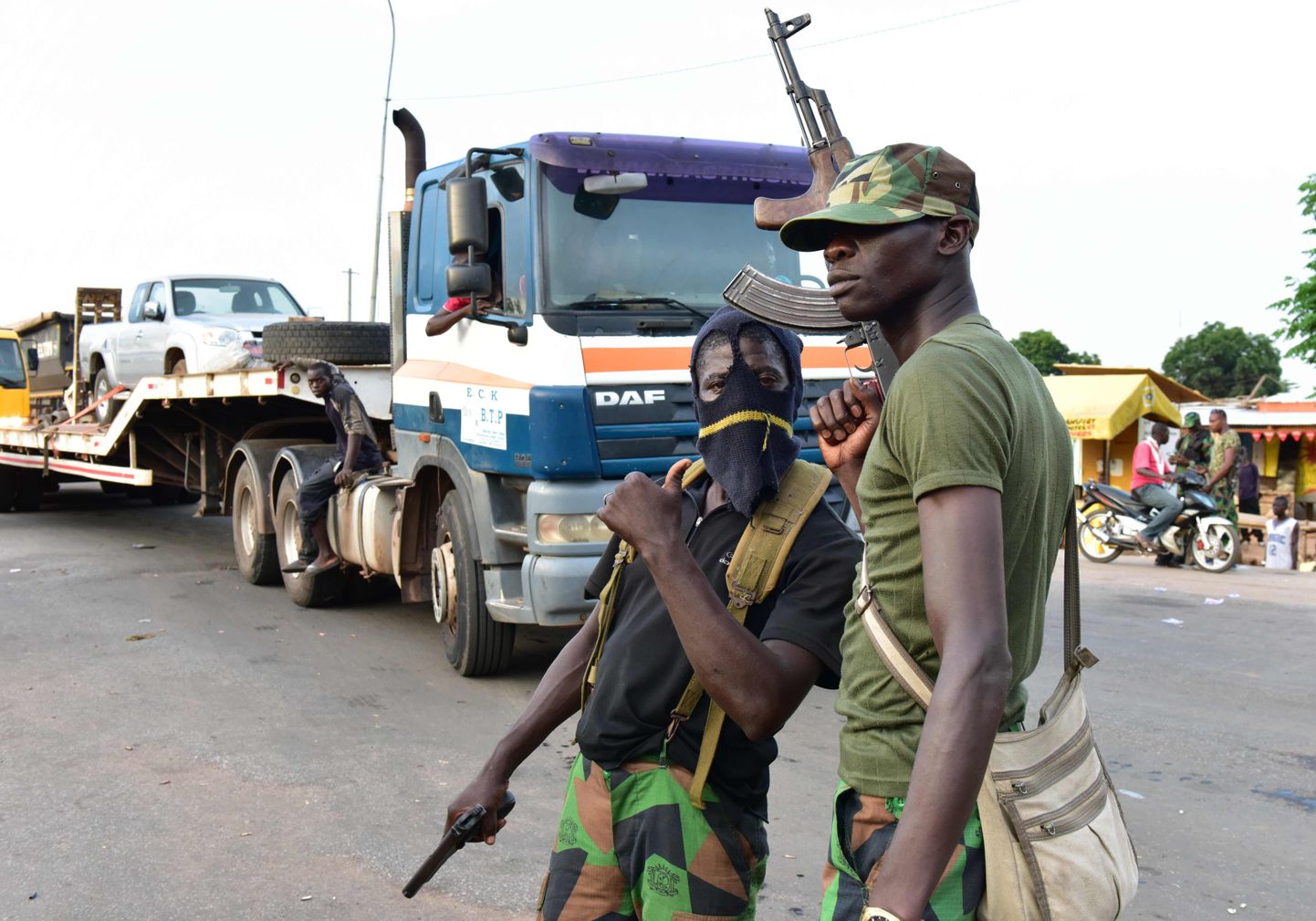 Relvastatud mässulised sõdurid täna Bouaké'i linna tänavail.