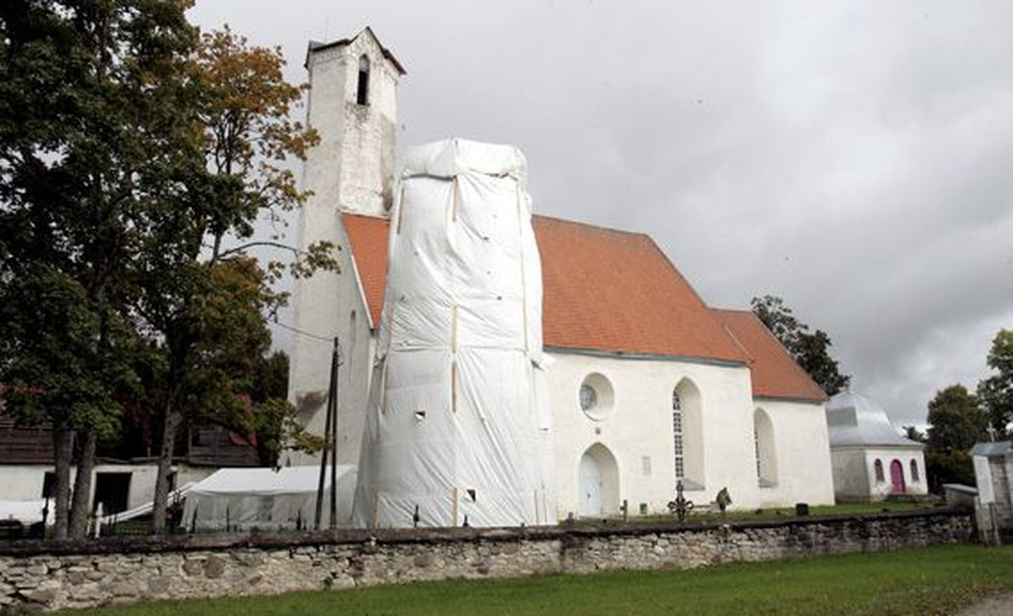 Kiletatud tellingute all käib praegu Väike-Maarja kiriku tornikiivri konstruktsiooni tükkhaaval kokkupanek.