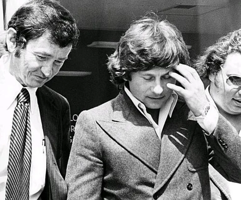 Polaņskis, iznākot no tiesas nama 1977. gadā.
