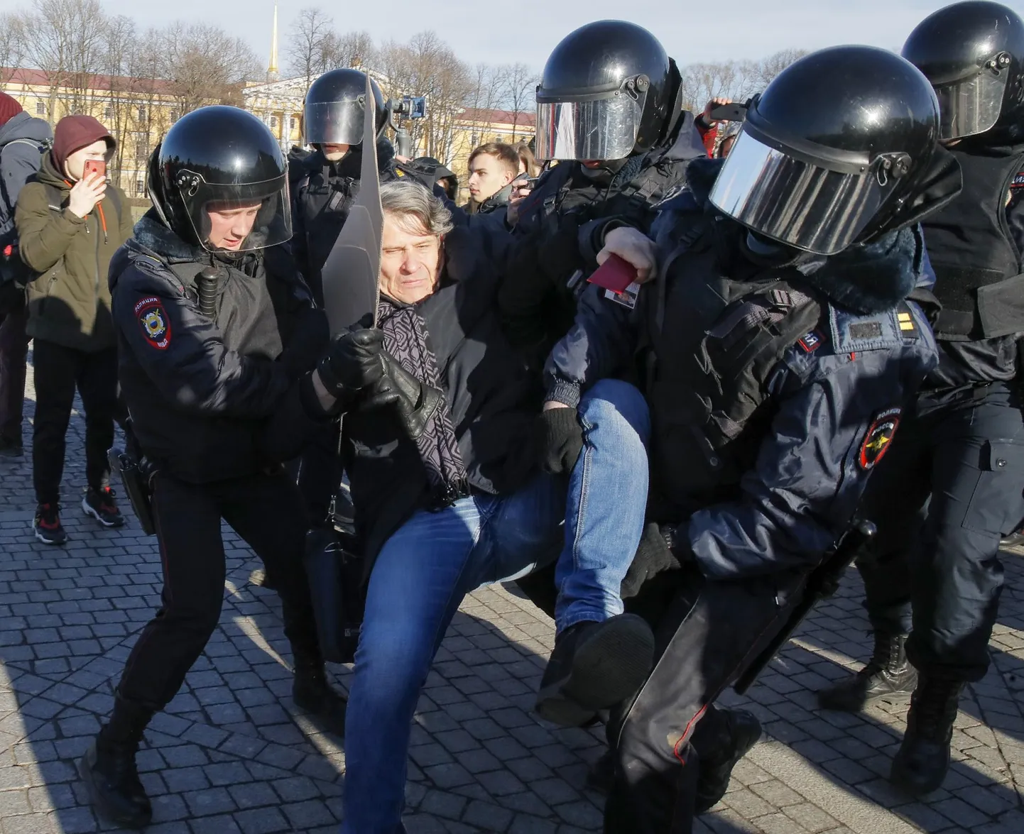 Eile Peterburis Venemaa põhiseadusmuudatuste vastu protestinud mees toimetati politsei poolt sündmuskohalt minema.