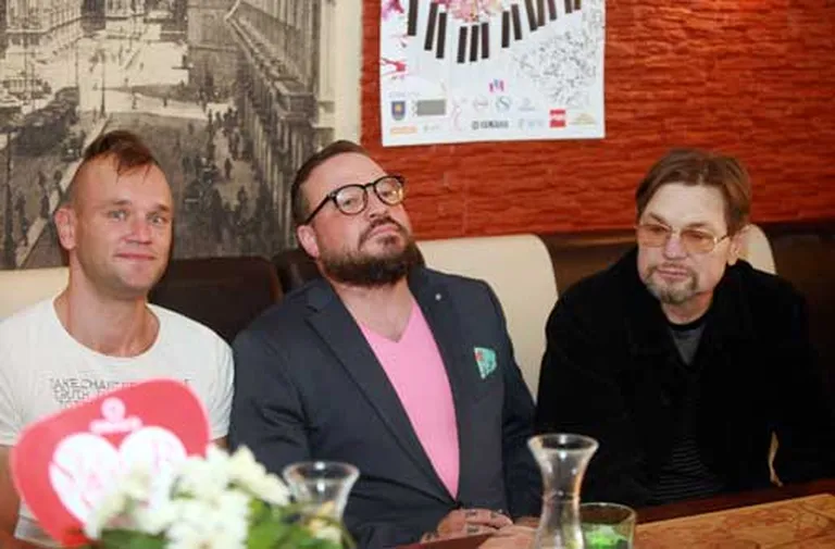 Meistarklašu nometnes vadītājs Māris Jonovs (no kreisās), mūziķis Deniss Paškevičs un tirdzniecības centra "Origo" vadītājs Aleksandrs Ņemirovskis piedalās preses konferencē par starptautisko džeza festivālu "Saulkrasti Jazz 2015"