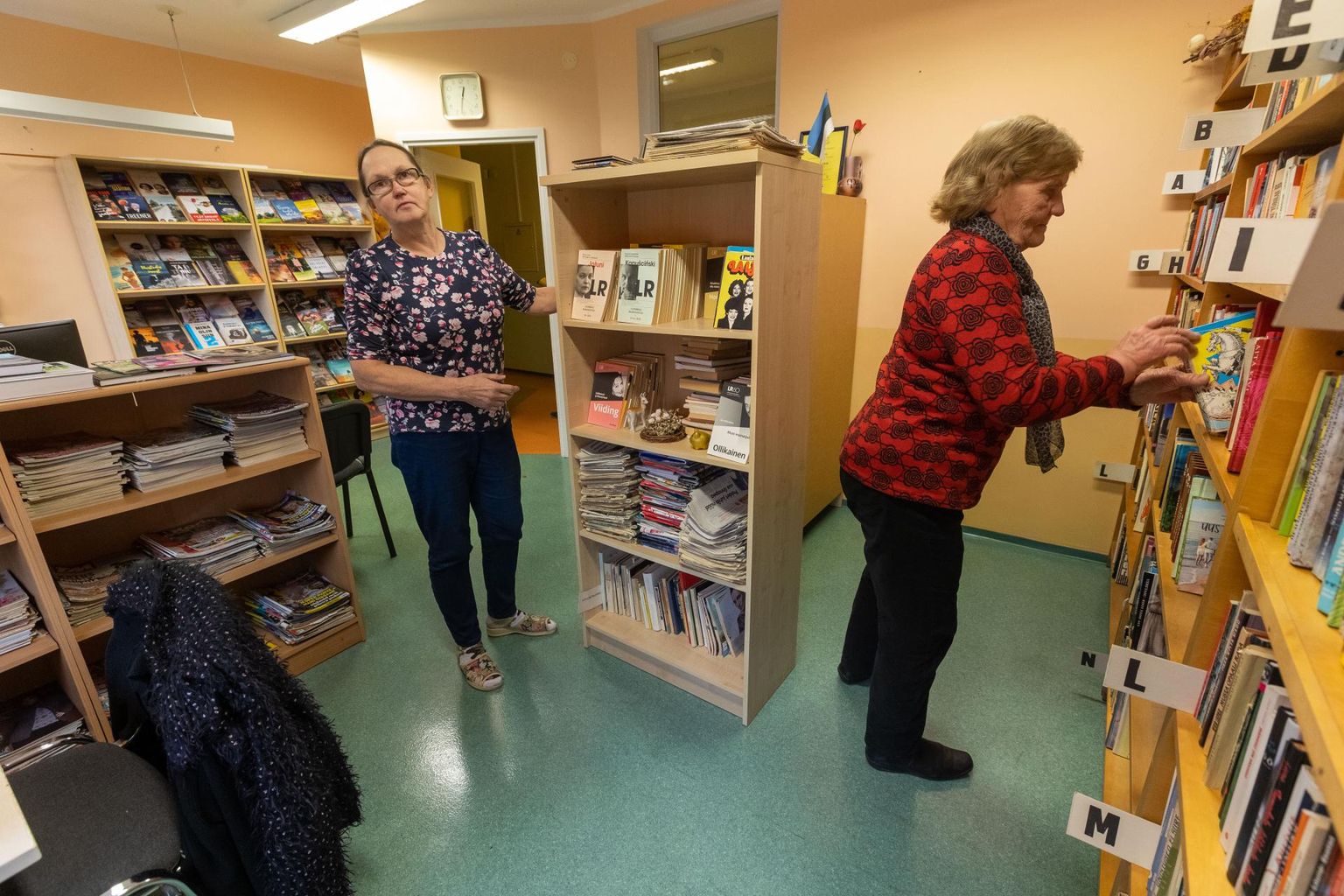 Paide linnavalitsus peab plaani Sargvere raamatukogu sulgeda ja külamaja välja rentida. Raamatukoguhoidja Anu Käärik (vasakul) ütleb, et lugejaid pole väikese külaraamatukogu kohta sugugi vähe.