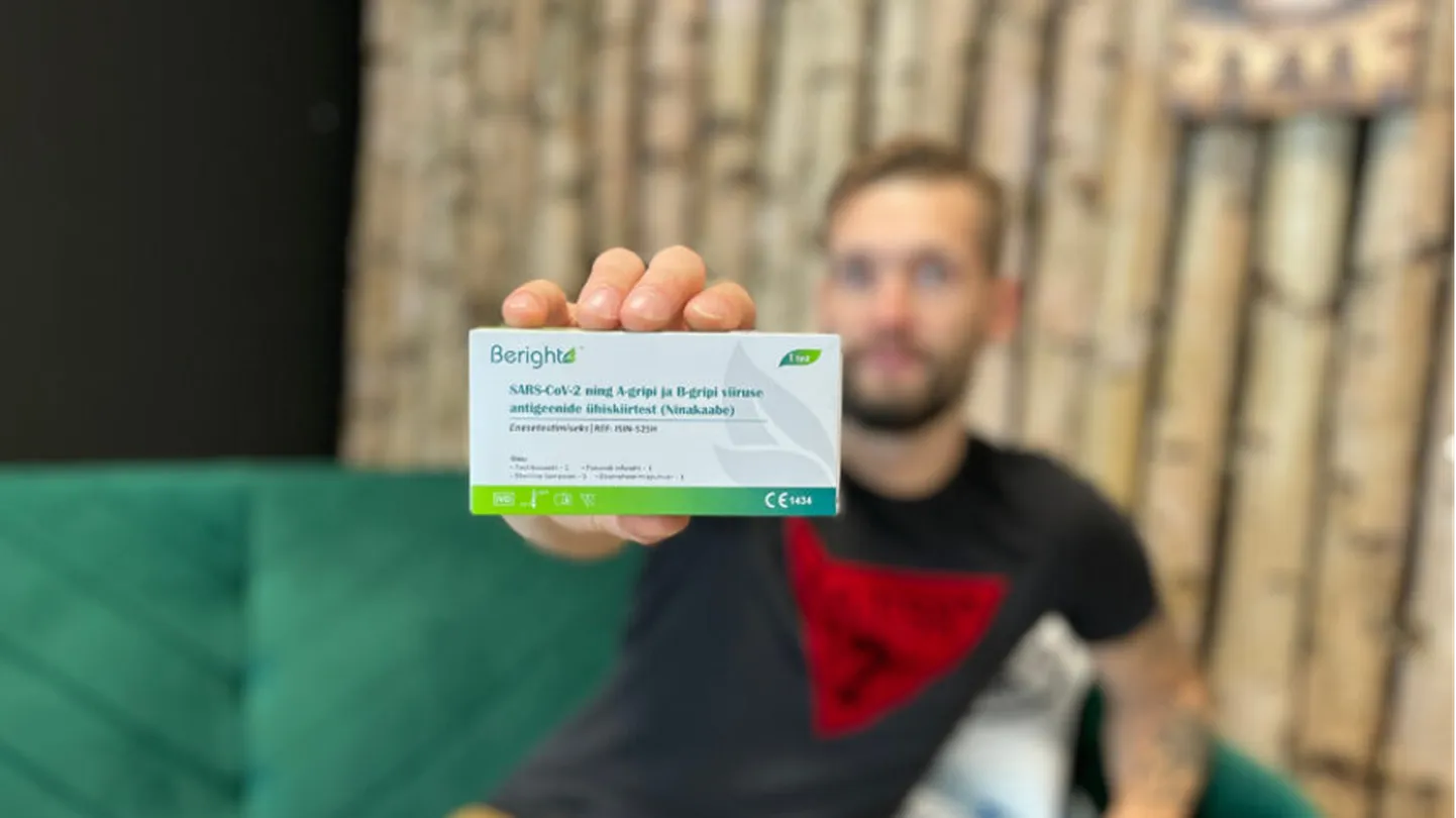 Kombotesti tehakse täpselt samal viisil nagu laialt levinud COVID-19 koduseid kiirteste ehk nina eesotsa kaapega.