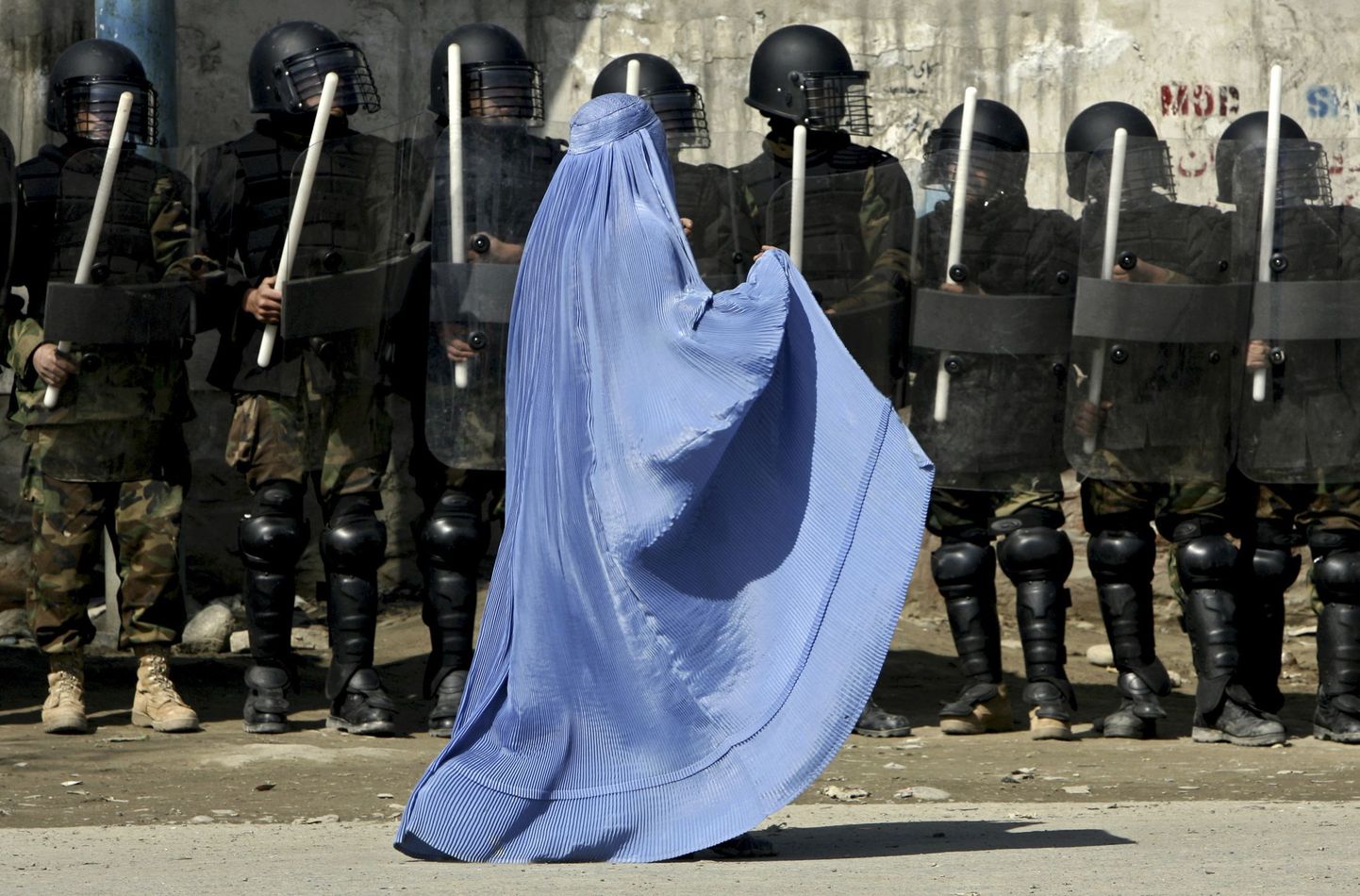 Afgaani naine möödub Kabulis märulipolitseinikest.