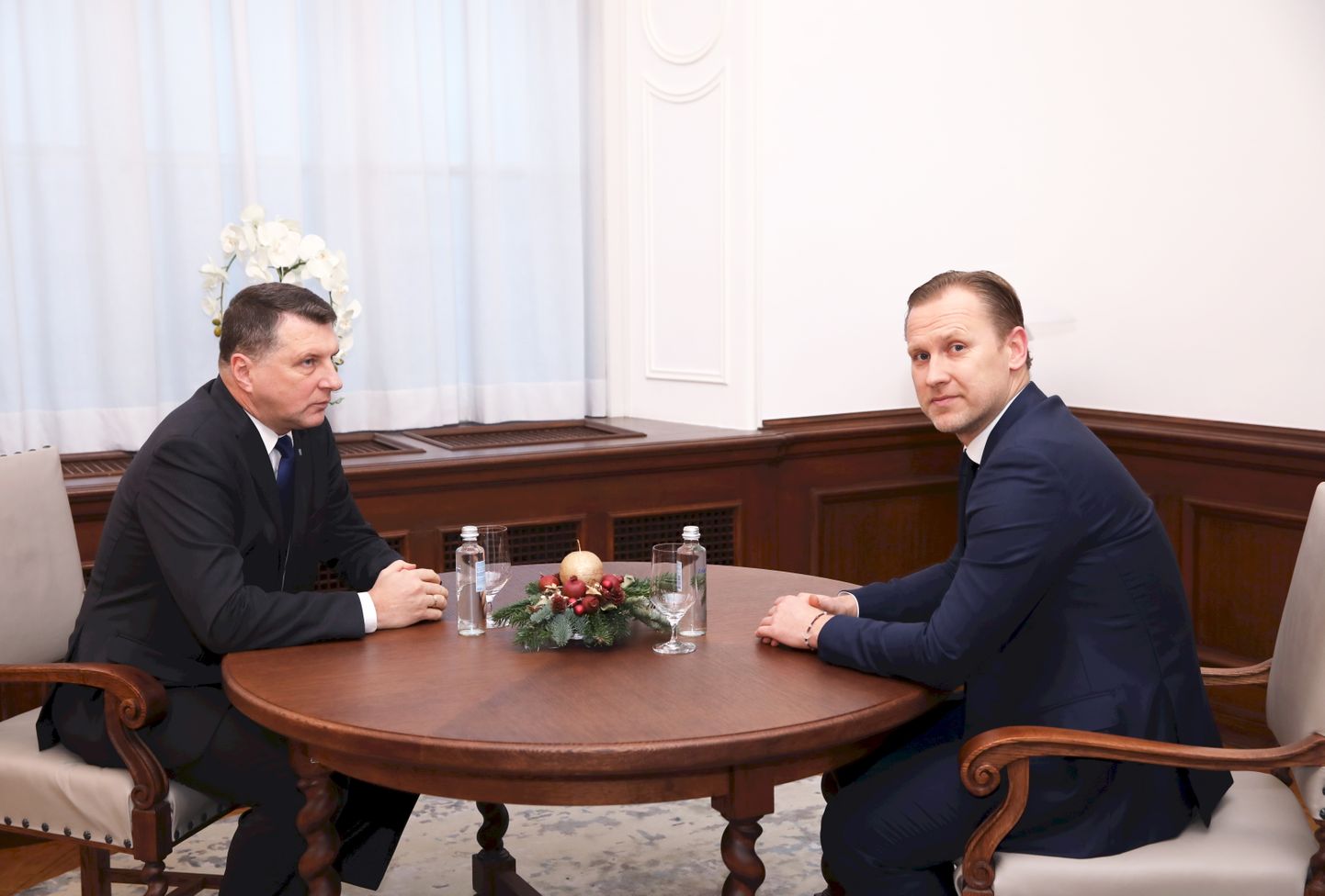Valsts prezidents Raimonds Vējonis (no kreisās) un Ministru prezidenta amata kandidāts Aldis Gobzems tikšanās laikā Rīgas pilī.