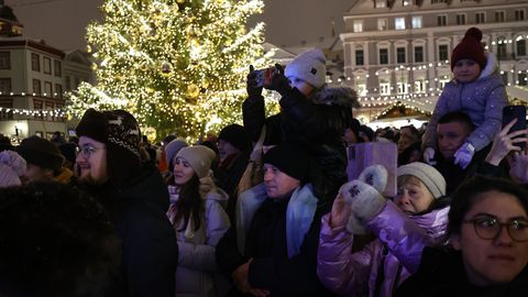 OTSEFOTOD ⟩ Tallinna raekoja platsil avatakse tänavune jõuluturg