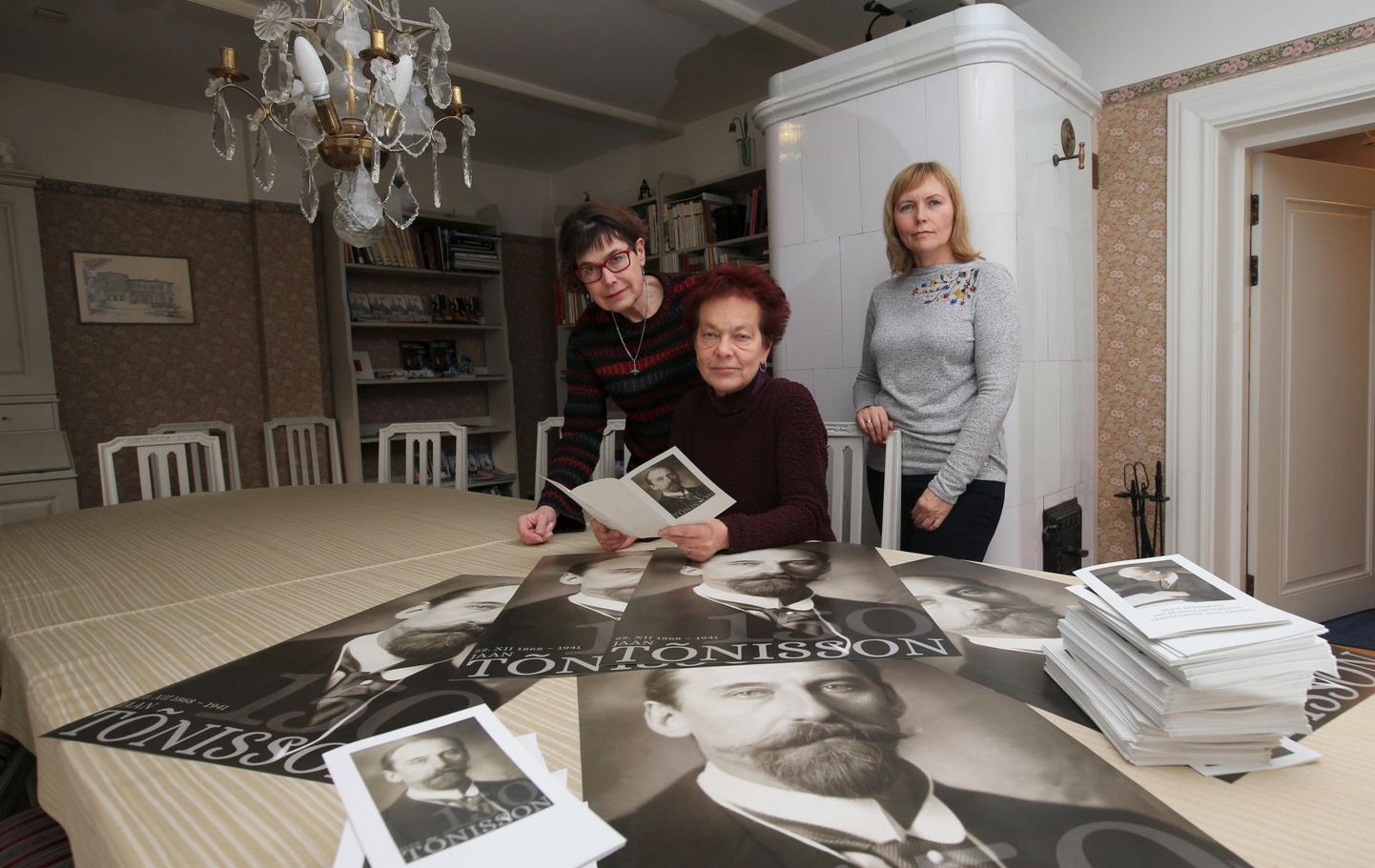 Jaan Tõnissoni seltsi juhatuse liige Ave Soeorg (vasakult), esimees Krista Aru ja liige Riina Kala Uppsala majas sünnipäevakuu plakateid takseerimas.