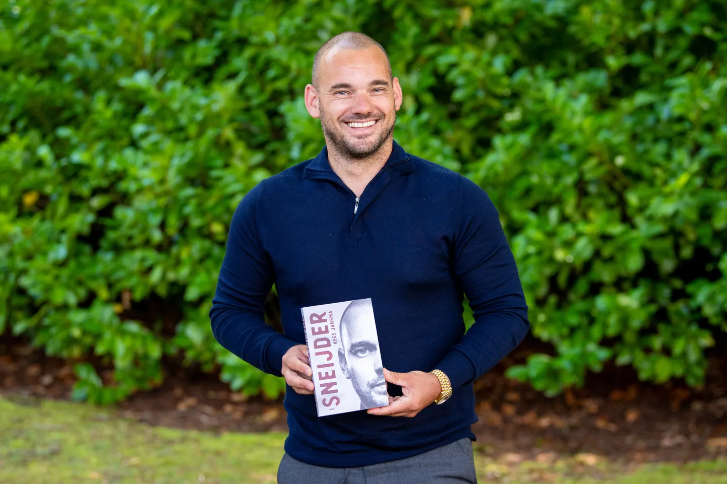 Wesley Sneijder poseerimas oma autobiograafiaga.